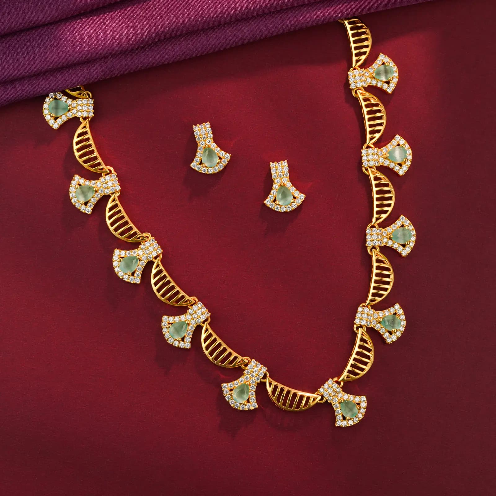 Emerald Fan Royale Necklace Set